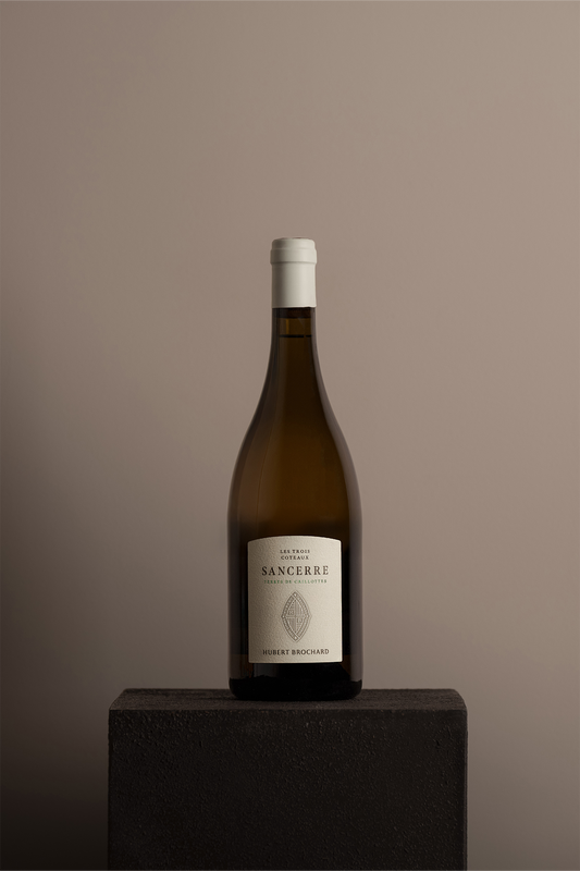 Bouteille de Hubert Brochard Sancerre Les Trois Coteaux Blanc posée sur un socle noir