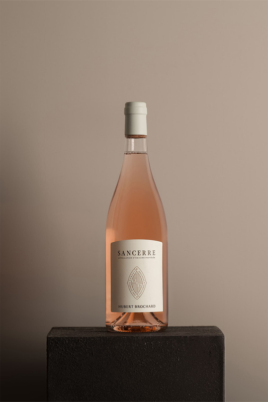 Bouteille de Hubert Brochard Sancerre Rosé posée sur un socle noir