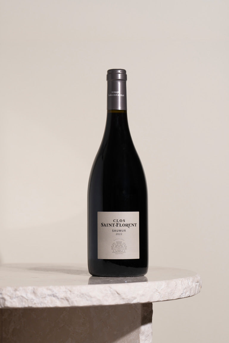 bouteille de Clos Saint-Florent posée sur une table en granite