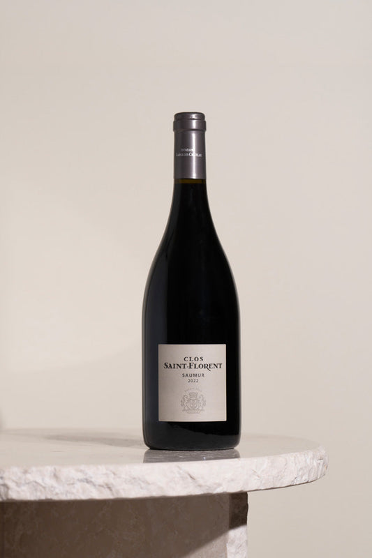 bouteille de Clos Saint-Florent posée sur une table en granite