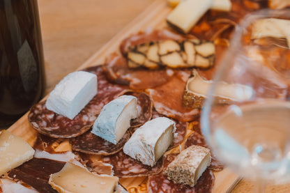 Planche de fromages et de charcuterie dégustés lors de la visite de chai 